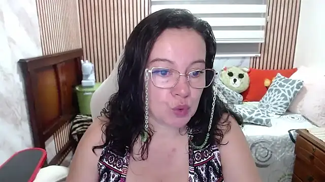 Sonialorens  online show from 05-06-26, 04:12