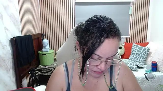 Sonialorens  online show from 05-12-26, 04:04