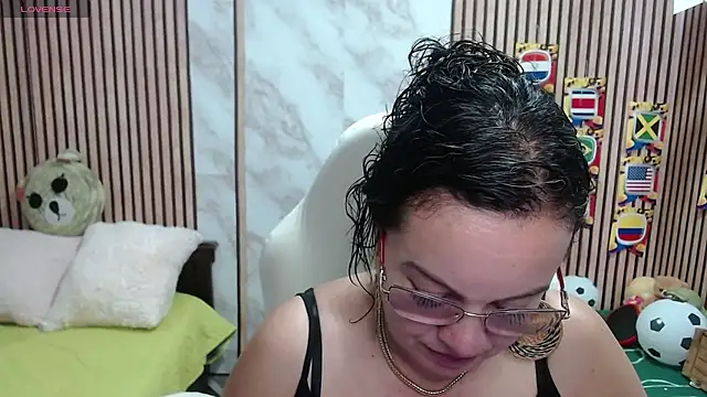 Sonialorens  online show from 07-08-26, 04:33