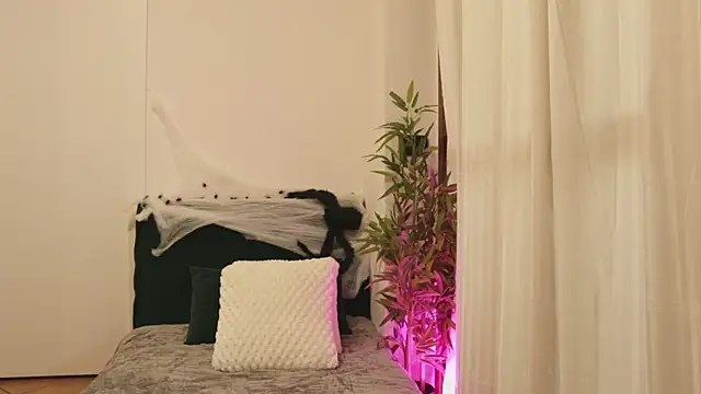 Luna Riva online show from 10-23-25, 09:41