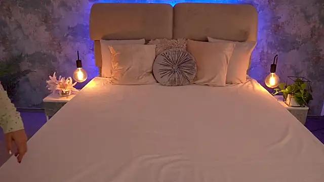 Snapshot of MirandaHobbs chatting on 11-10-25, 08:46 MirandaHobbs online show from 11-10-25, 08:46