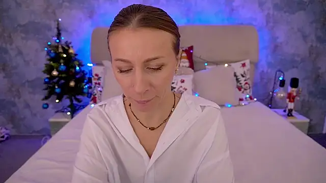 Snapshot of MirandaHobbs chatting on 12-16-25, 08:30 MirandaHobbs online show from 12-16-25, 08:30