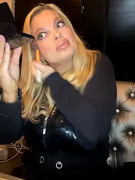 Snapshot of Lisavontease chatting on 10-12-25, 04:33 Lisavontease online show from 10-12-25, 04:33