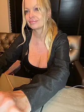 Snapshot of Lisavontease chatting on 10-18-25, 10:43 Lisavontease online show from 10-18-25, 10:43