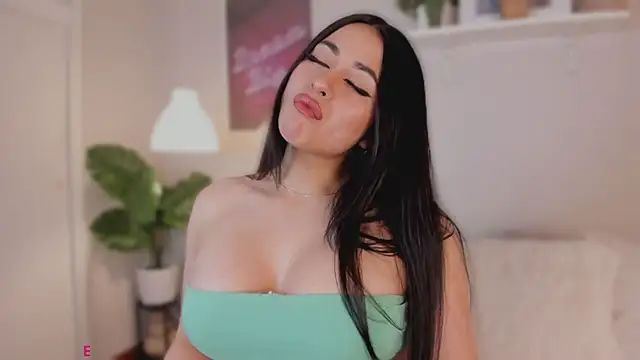 Snapshot of Queen_liana chatting on 03-18-26, 07:00 Queen liana online show from 03-18-26, 07:00