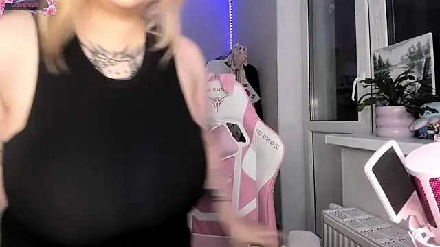 Snapshot of B_Ratz chatting on 09-28-25, 09:42 B Ratz online show from 09-28-25, 09:42