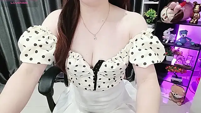 Snapshot of Yuki-yio chatting on 06-23-26, 01:36 Yuki-yio online show from 06-23-26, 01:36