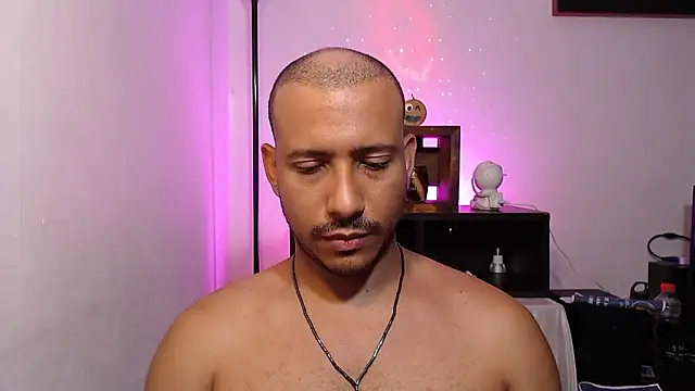 Snapshot of thommerxxx chatting on 06-10-26, 06:18 thommerxxx online show from 06-10-26, 06:18