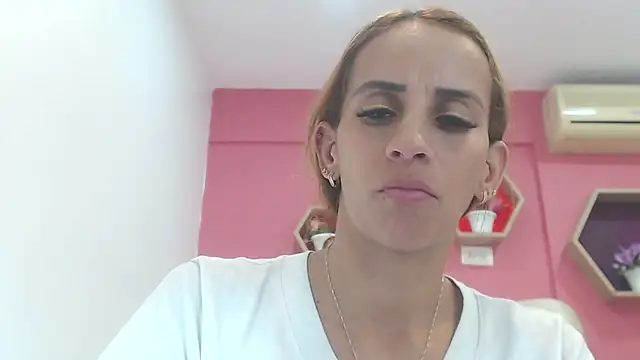 Snapshot of Amber_Moore chatting on 02-14-25, 11:31 Amber Moore online show from 02-14-25, 11:31