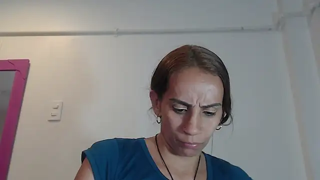 Snapshot of Amber_Moore chatting on 10-23-25, 01:38 Amber Moore online show from 10-23-25, 01:38