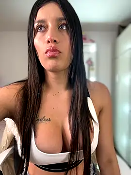 Snapshot of Emmily_19 chatting on 09-19-25, 01:07 Emmily 19 online show from 09-19-25, 01:07