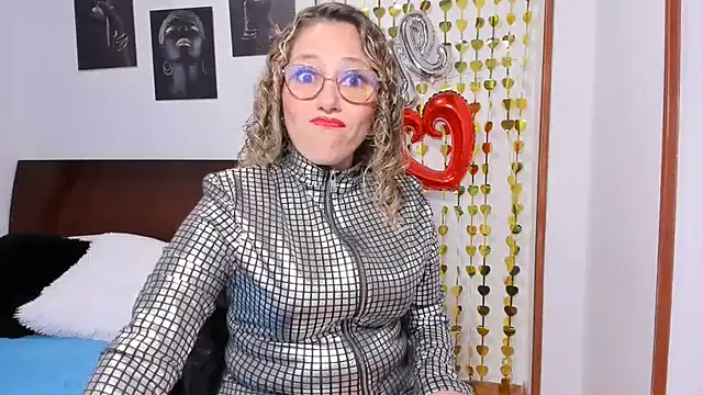 taylorhot70 online show from 07-18-26, 04:05