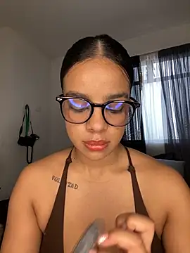 Snapshot of trianawhite chatting on 04-11-26, 03:05 trianawhite online show from 04-11-26, 03:05
