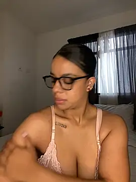 Snapshot of trianawhite chatting on 05-16-26, 04:50 trianawhite online show from 05-16-26, 04:50
