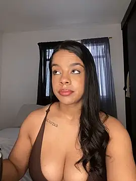 Snapshot of trianawhite chatting on 05-17-26, 02:46 trianawhite online show from 05-17-26, 02:46