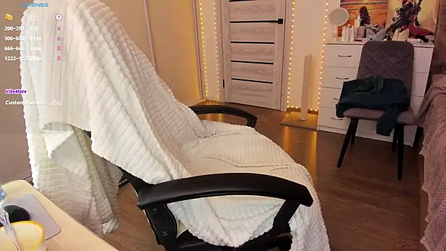 Snapshot of Ophelia_mm chatting on 10-15-25, 06:24 Ophelia mm online show from 10-15-25, 06:24