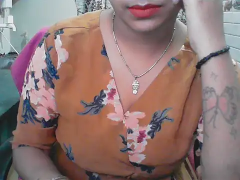 Snapshot of LovingPihu chatting on 06-15-26, 05:20 LovingPihu online show from 06-15-26, 05:20