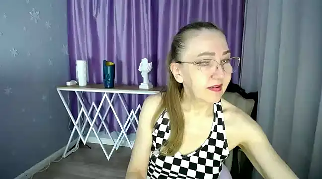 queen a n i online show from 03-10-25, 10:15