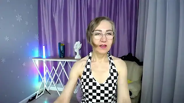 queen a n i online show from 10-31-25, 01:45