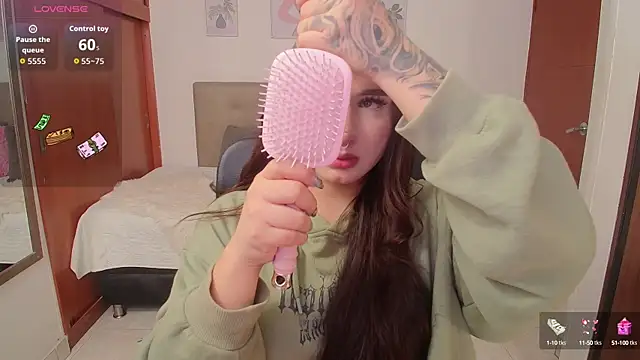 Snapshot of Miley_Baker chatting on 10-08-25, 02:25 Miley Baker online show from 10-08-25, 02:25