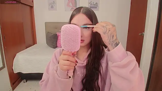 Snapshot of Miley_Baker chatting on 10-17-25, 02:52 Miley Baker online show from 10-17-25, 02:52