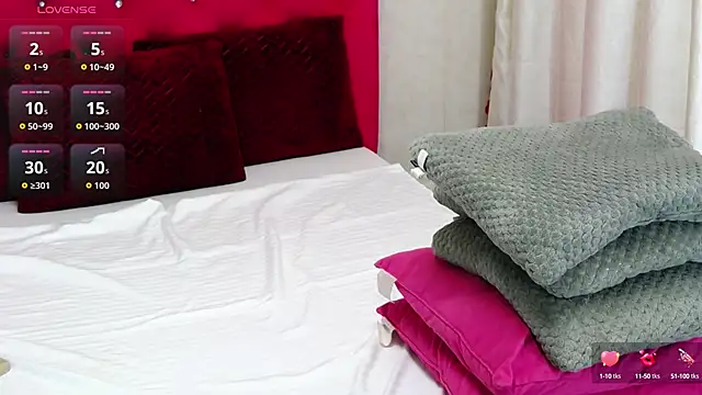 LoraDelNiro online show from 10-29-25, 01:24