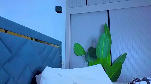 Mia Tin online show from 09-13-25, 04:07