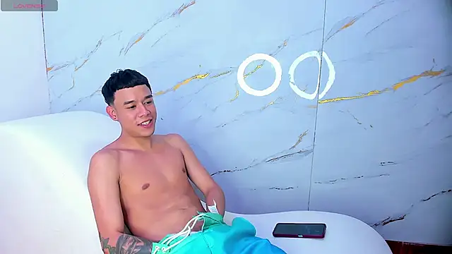 Snapshot of SecretsParty chatting on 11-01-25, 08:22 SecretsParty online show from 11-01-25, 08:22