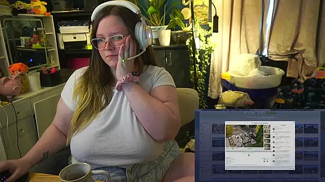 Geeky Kitten online show from 10-10-25, 02:38