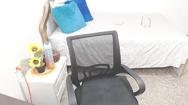 emiliaa hot online show from 12-08-24, 12:18