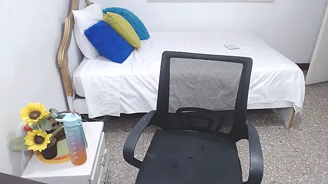 emiliaa hot online show from 02-08-25, 10:19