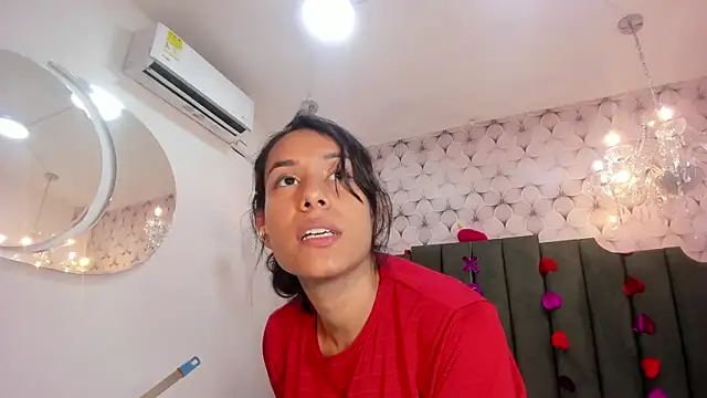 Snapshot of PilarJones_ chatting on 02-19-25, 12:33 PilarJones online show from 02-19-25, 12:33