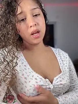 Snapshot of Shara_dreams chatting on 03-15-25, 11:39 Shara dreams online show from 03-15-25, 11:39