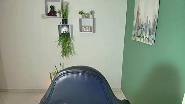 Snapshot of bella_99_ chatting on 02-14-25, 12:25 bella 99 online show from 02-14-25, 12:25