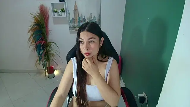 Snapshot of bella_99_ chatting on 02-13-26, 01:18 bella 99 online show from 02-13-26, 01:18