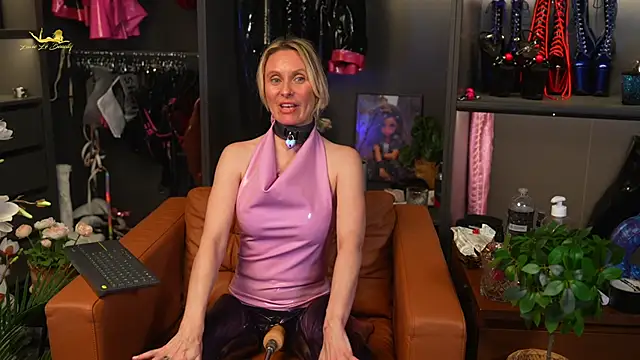 Snapshot of lacie_le_beauty chatting on 12-26-24, 08:11 lacie le beauty online show from 12-26-24, 08:11