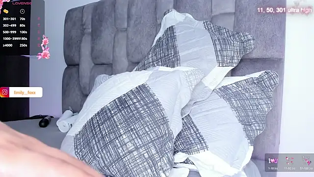 Snapshot of emily_fox1 chatting on 02-18-26, 10:33 emily fox1 online show from 02-18-26, 10:33