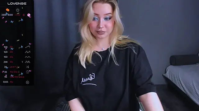 Snapshot of MonaLauu chatting on 11-18-25, 08:24 MonaLauu online show from 11-18-25, 08:24