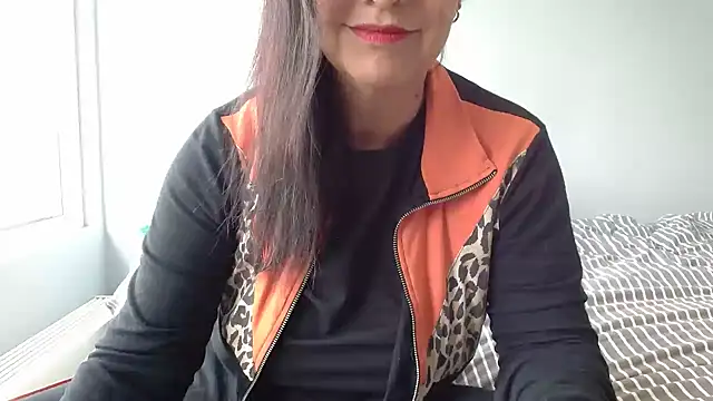 Linda1975 online show from 06-15-26, 12:07