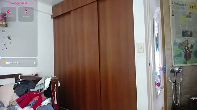 Snapshot of Moon_lunita chatting on 10-16-25, 04:52 Moon lunita online show from 10-16-25, 04:52