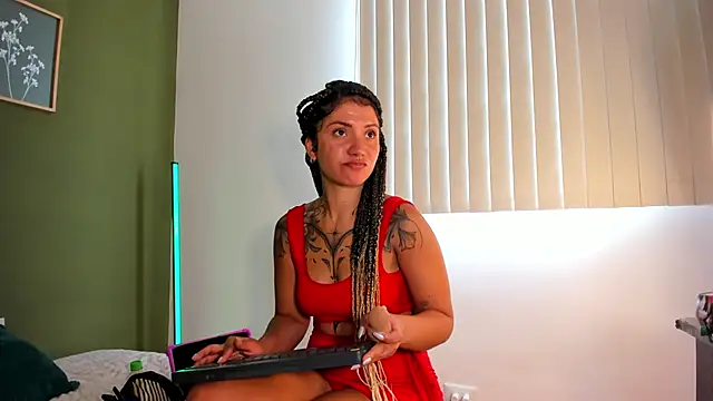 Snapshot of karlye_5 chatting on 03-25-26, 02:56 karlye 5 online show from 03-25-26, 02:56