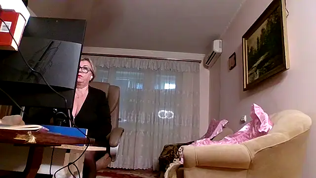 Snapshot of Kallliina chatting on 10-13-25, 06:02 Kallliina online show from 10-13-25, 06:02
