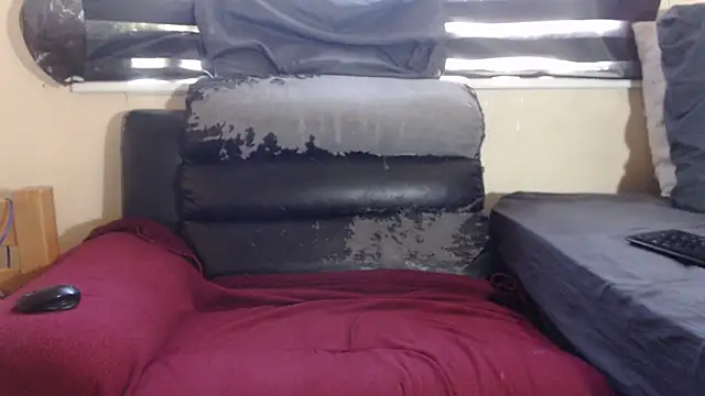 Snapshot of Sweetslender chatting on 10-07-25, 05:15 Sweetslender online show from 10-07-25, 05:15