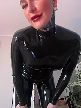 Snapshot of InkedBiitch chatting on 12-22-24, 04:38 InkedBiitch online show from 12-22-24, 04:38