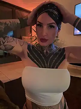 Snapshot of InkedBiitch chatting on 02-01-25, 07:02 InkedBiitch online show from 02-01-25, 07:02