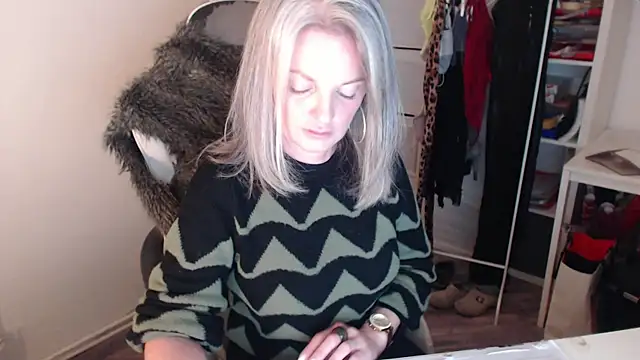 Snapshot of Sabdeluxe chatting on 01-06-25, 04:02 Sabdeluxe online show from 01-06-25, 04:02