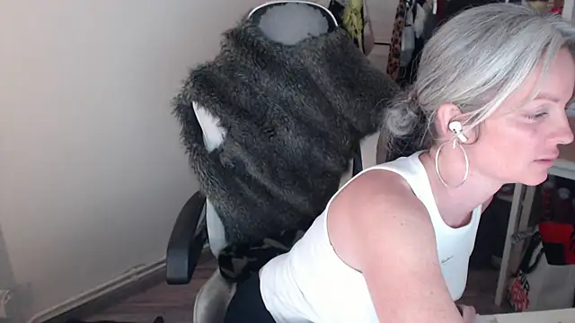 Snapshot of Sabdeluxe chatting on 01-09-25, 11:47 Sabdeluxe online show from 01-09-25, 11:47