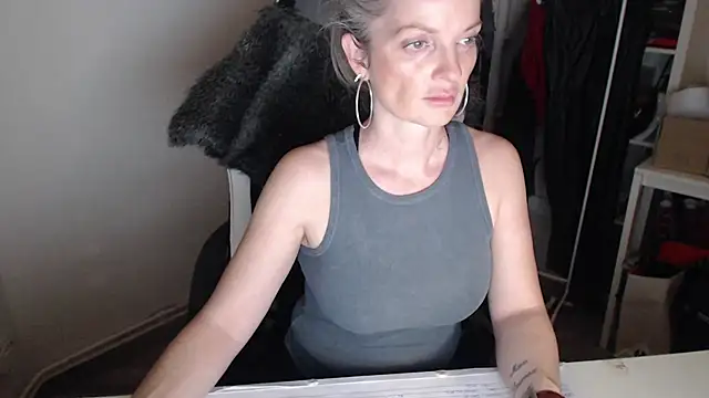 Snapshot of Sabdeluxe chatting on 01-15-25, 06:40 Sabdeluxe online show from 01-15-25, 06:40