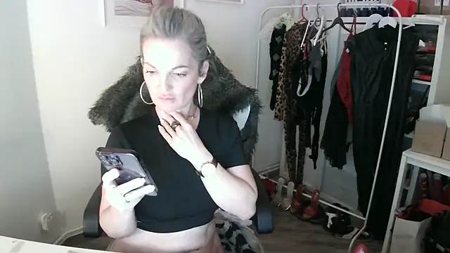 Snapshot of Sabdeluxe chatting on 01-16-25, 08:46 Sabdeluxe online show from 01-16-25, 08:46