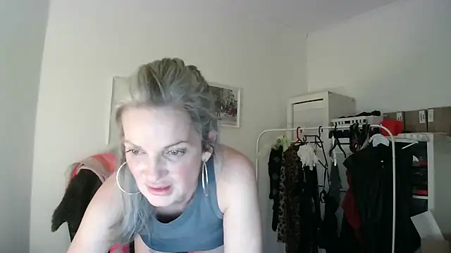 Snapshot of Sabdeluxe chatting on 01-18-25, 07:26 Sabdeluxe online show from 01-18-25, 07:26